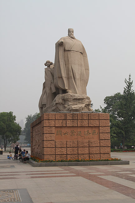 Лоян, Музей Императорских Повозок, Монумент на Площади Ванчэн (Luoyang, Museum of Luoyang Eastern Zhou Royal Horse and Chariot Pits, Monument in the Wangcheng Square)