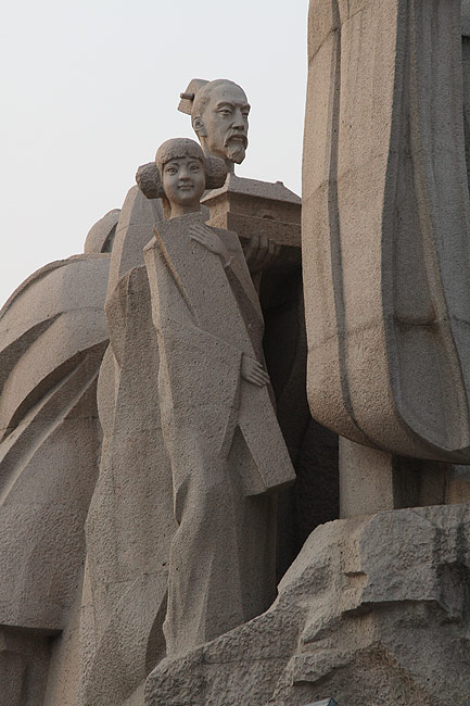 Лоян, Музей Императорских Повозок, Монумент на Площади Ванчэн (Luoyang, Museum of Luoyang Eastern Zhou Royal Horse and Chariot Pits, Monument in the Wangcheng Square)