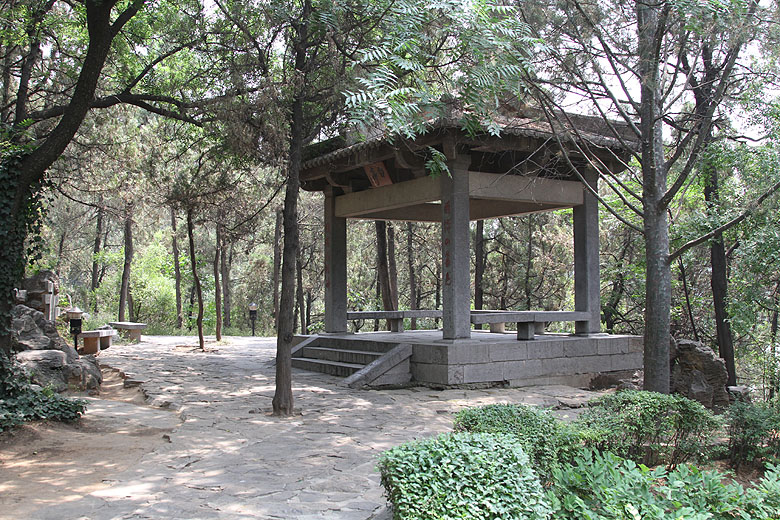 Лоян, Гроты Лунмэня - Сад Бая, Павильон Бая (Luoyang, Longmen Grottos - Bai Garden, Bai Pavilion)