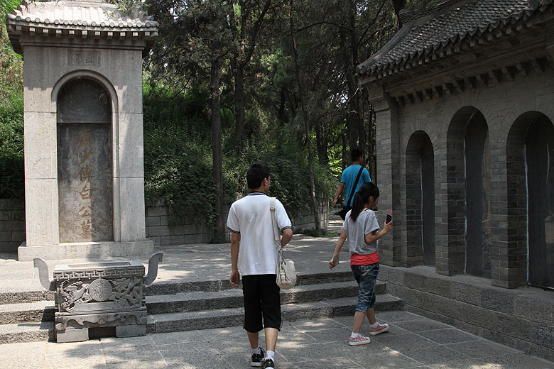 Лоян, Гроты Лунмэня - Сад Бая, Могильная стела, за ней могила Бая (Luoyang, Longmen Grottos - Bai Garden, Grave stele, followed by the grave of Bai)