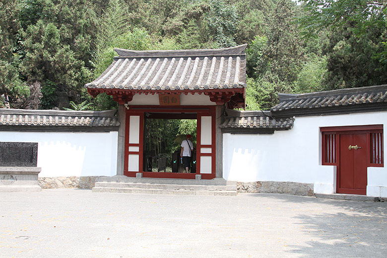 Лоян, Гроты Лунмэня - Сад Бая, Вход в сад (Luoyang, Longmen Grottos - Bai Garden, Garden Entrance)
