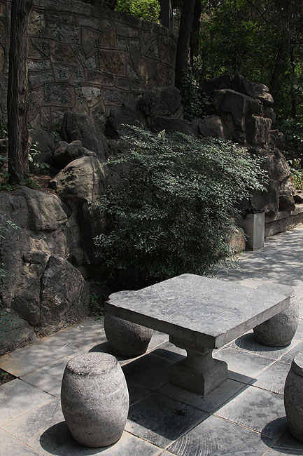 Лоян, Гроты Лунмэня - Сад Бая, В саду Бая (Luoyang, Longmen Grottos - Bai Garden, Bai Garden)
