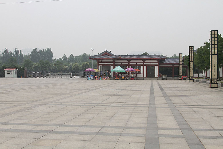 Лоян, Лоянский Ботанический Сад, Южные Ворота в Сад (Luoyang, Luoyang Botanical Garden, South Gate to the Garden)