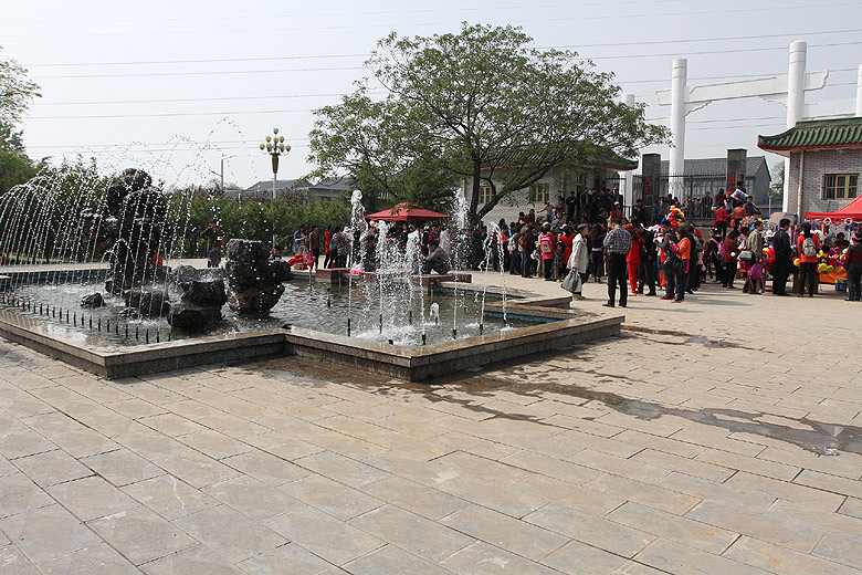 Лоян, Национальный Сад Пионов, Южный Вход в Сад (Luoyang, Luoyang National Peony Garden, South Entrance in the Garden)