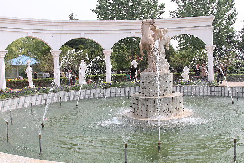 Лоян, Лоянский Сад Тюльпанов и Пионов, Римская Площадь (Luoyang, Tulip and Peony Garden, Roman Square)