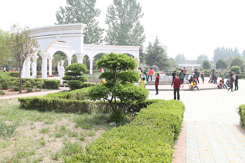 Лоян, Лоянский Сад Тюльпанов и Пионов, Римская Площадь (Luoyang, Tulip and Peony Garden, Roman Square)