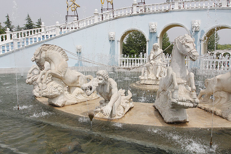 Лоян, Лоянский Сад Тюльпанов и Пионов, Фонтан у Западных Ворот (Luoyang, Tulip and Peony Garden, Fountain near the West Gate)