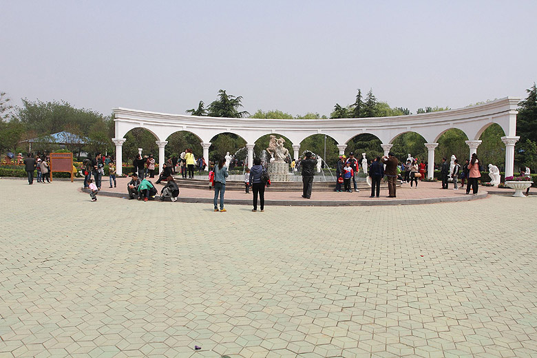 Лоян, Лоянский Сад Тюльпанов и Пионов, Римская Площадь (Luoyang, Tulip and Peony Garden, Roman Square)