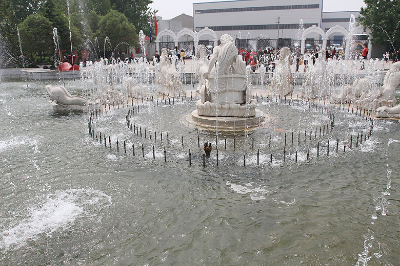 Лоян, Лоянский Сад Тюльпанов и Пионов, Фонтан у Западных Ворот (Luoyang, Tulip and Peony Garden, Fountain near the West Gate)