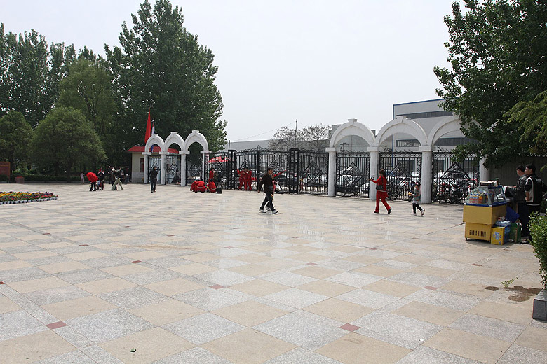 Лоян, Лоянский Сад Тюльпанов и Пионов, Западные Ворота в Сад (Luoyang, Tulip and Peony Garden, West Gate to the Garden)