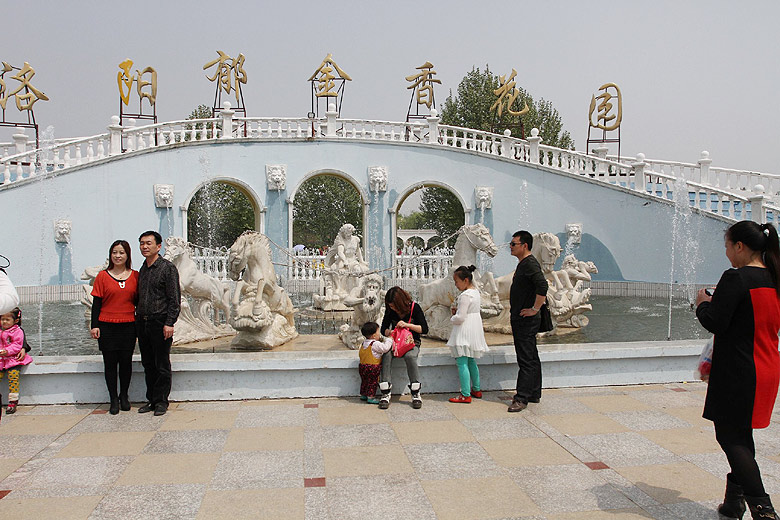 Лоян, Лоянский Сад Тюльпанов и Пионов, Фонтан у Западных Ворот (Luoyang, Tulip and Peony Garden, Fountain near the West Gate)