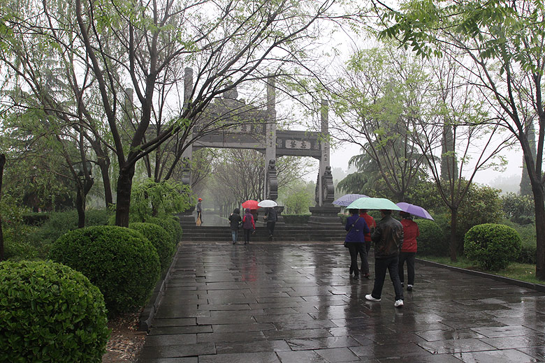 Лоян, Храм Белой Лошади, Арка-пайлоу по дороге к Пагоде Циюнь (Luoyang, White Horse Temple, Pailou Arch along the road to Qiyun Pagoda)
