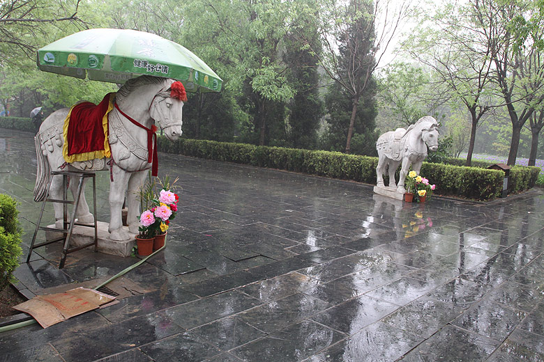 Лоян, Храм Белой Лошади, Две лошади по дороге к Пагоде Циюнь (Luoyang, White Horse Temple, Two horses on the road to Qiyunta Pagoda)