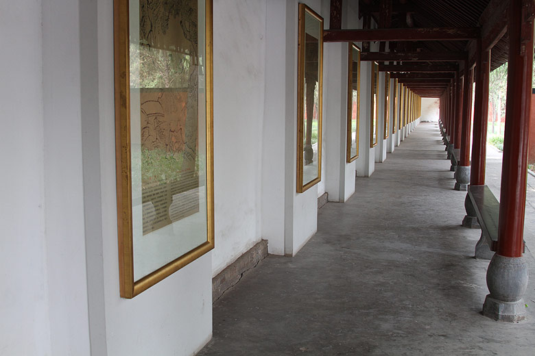 Лоян, Храм Белой Лошади, Галерея у главных ворот в храм (Luoyang, White Horse Temple, Gallery at the main gate to the temple)
