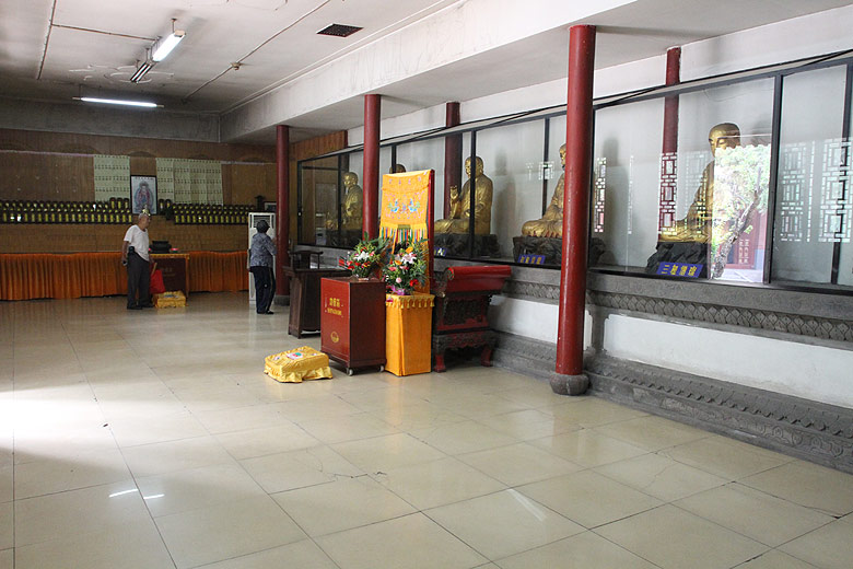 Лоян, Храм Белой Лошади, В одном из боковых залов (Luoyang, White Horse Temple, In one of the side halls)