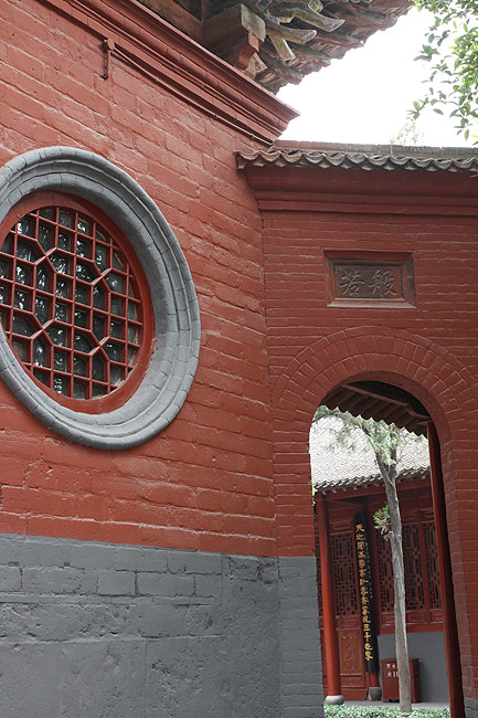 Лоян, Храм Белой Лошади, Около Зала Великого Будды (Luoyang, White Horse Temple, Near the Hall of Great Buddha)