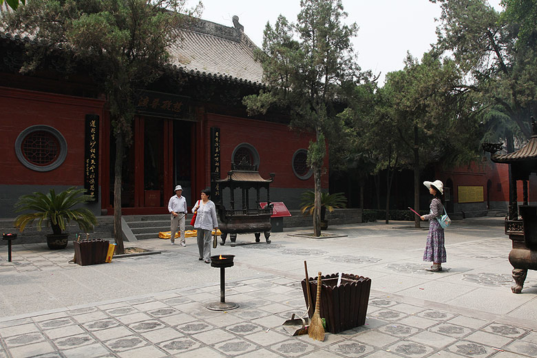 Лоян, Храм Белой Лошади, Перед Залом Великих Героев (Luoyang, White Horse Temple, Near the Hall of Great Heroes)