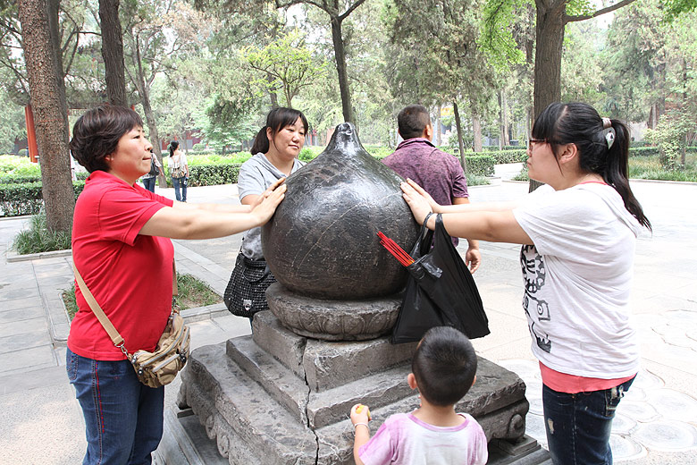 Лоян, Храм Белой Лошади, У Зала Принятия и Руководства (Luoyang, White Horse Temple, Near the Reception and Guidance)