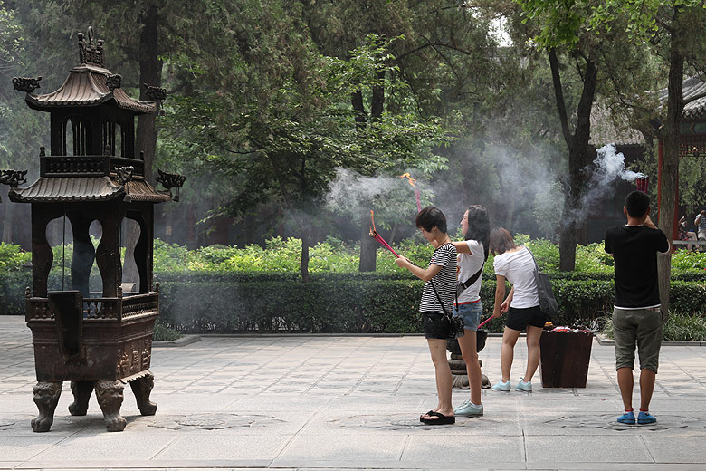 Лоян, Храм Белой Лошади, У Зала Великих Героев (Luoyang, White Horse Temple, Near the Hall of Great Heroes)