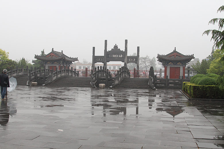 Лоян, Храм Белой Лошади, Три моста через пруд у главных ворот (Luoyang, White Horse Temple, Three bridges across the pond at the Main Gate)