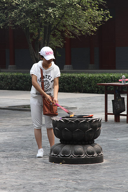 Лоян, Храм Белой Лошади, Перед Залом Небесных Королей (Luoyang, White Horse Temple, Near the Hall of Heavenly King)