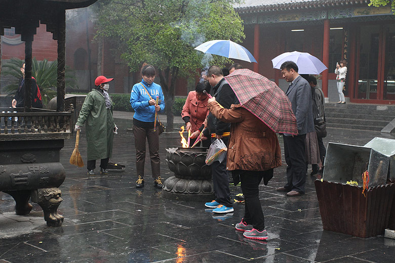 Лоян, Храм Белой Лошади, Перед Залом Небесных Королей (Luoyang, White Horse Temple, Near the Hall of Heavenly King)