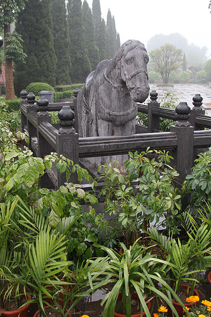 Лоян, Храм Белой Лошади, Мраморная лошадь перед входом в храм (Luoyang, White Horse Temple, Marble horse in front of the temple entrance)