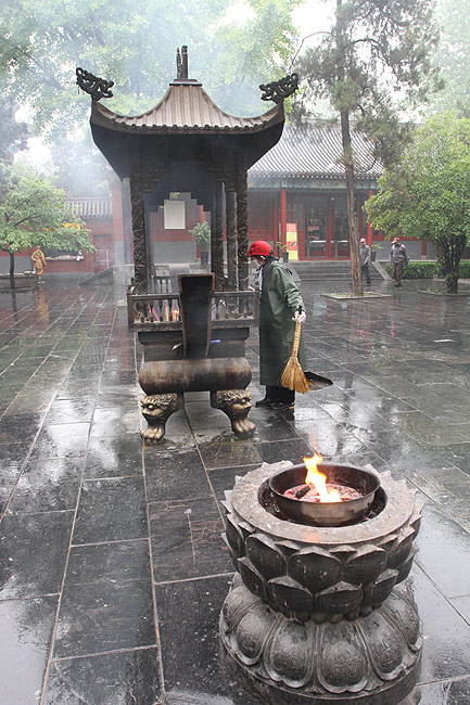 Лоян, Храм Белой Лошади, Перед Залом Небесных Королей (Luoyang, White Horse Temple, Near the Hall of Heavenly King)