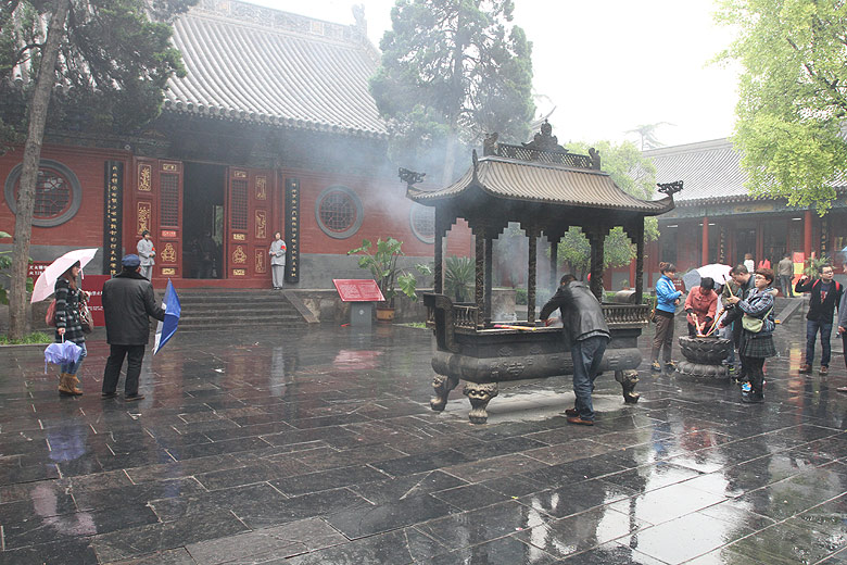 Лоян, Храм Белой Лошади, Перед Залом Небесных Королей (Luoyang, White Horse Temple, Near the Hall of Heavenly King)