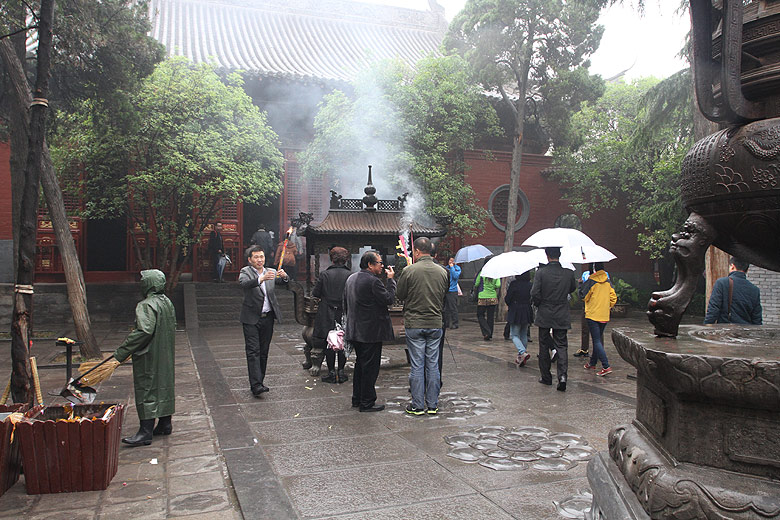 Лоян, Храм Белой Лошади, Перед Залом Великого Будды (Luoyang, White Horse Temple, Near the Hall of Great Buddha)