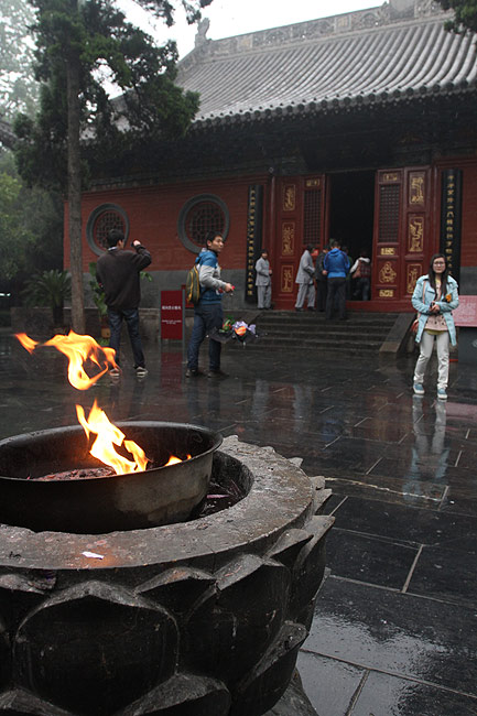 Лоян, Храм Белой Лошади, Перед Залом Небесных Королей (Luoyang, White Horse Temple, Near the Hall of Heavenly King)