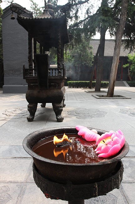 Лоян, Храм Белой Лошади, Перед Залом Великого Будды (Luoyang, White Horse Temple, Near the Hall of Great Buddha)