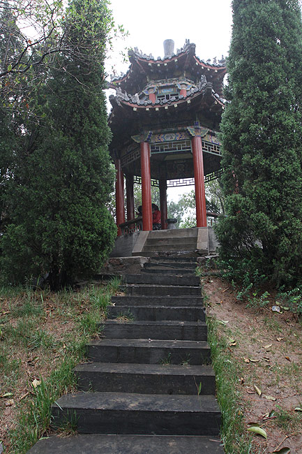 Лоян, Храм Белой Лошади, Павильон на горке около Пагоды Циюнь (Luoyang, White Horse Temple, Hill pavilion near Qiyun Pagoda)